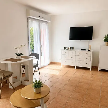 En Rez De Jardin - Le Juvenal Apartament